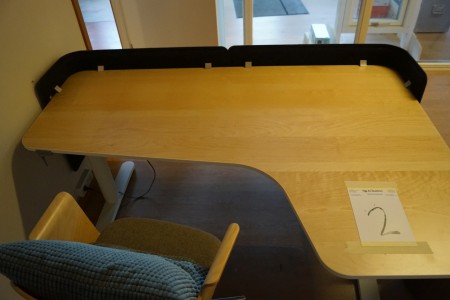 El hæve/sænke bord med stol. 160x110 cm + skriveboard. + skraldespand.
