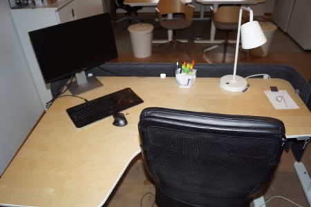El hæve/sænke bord med stol. 160x110 cm + skærm og tastatur + mus. + lampe