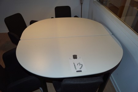 Halvrundt bord kan deles i 2 med 4 stole. 140x140 
