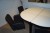 Ein halbrunder Tisch kann in 2 mit 4 Stühlen geteilt werden. 140x140