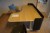 El hæve/sænke bord med stol. 160x110 cm + skriveboard. + skraldespand.