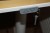 El hæve/sænke bord med stol. 160x110 cm + skærm og tastatur + mus. + ekstra stol