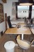 El hæve/sænke bord med stol. 160x110 cm + skærm og tastatur + mus. + ekstra stol