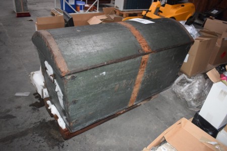 Wooden coffin. 140 cm.