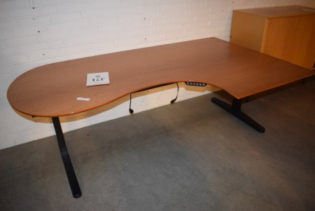 El hæve- sænkebord med skrammer. 200x120 cm.