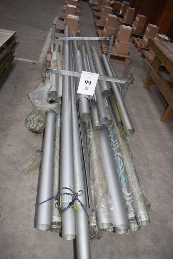 Lot assorted downpipes and gutters - zinc. The majority is 3 meters long.
