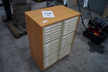 File cabinet. 68x42,5x93 cm.