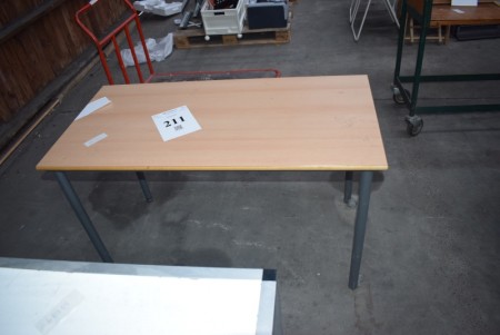 Tabelle. 124 x 62 x 73 cm.
