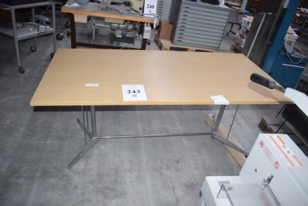 Table. 182.5x92 cm.