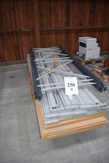 Pallet rack with 4 ladders and 16 beams + various base plates