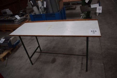 Tabelle. 172 x 63 x 94 cm.