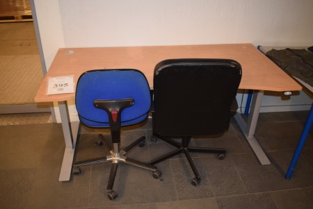 Hæve- sænke bord, med 2 kontorstole. 