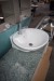 Badeværelsesarrangement. Jacuzzi + bruserarrangement + håndvask med skab og spejl med lys