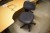 El hæve- sænkebord. 180x110 cm. + kontorstol og reol 80x72,5 cm.
