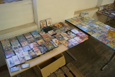 Viel DVD-Film und viele VHS-Filme.