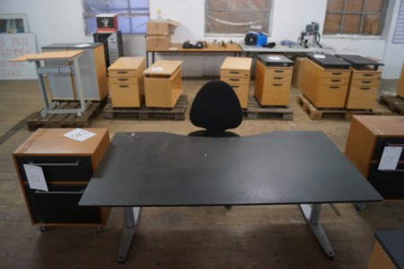 Heben / Senken des Tisches L: 180 B: 100 cm + Schubladenbereich mit Rollen mit 2 Schubladen H: 73 B: 57 D: 42 cm + Bürostuhl
