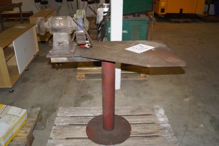 Bench grinder clamped on table h: 82 cm