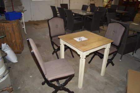 älterer Tisch 76x70x70 cm mit 3 Stühlen