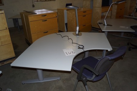 Hæve/sænkebord b:195 cm + stol + lampe