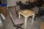 älterer Tisch 76x70x70 cm mit 3 Stühlen