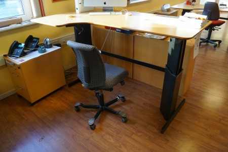 Hæve/sænkebord 180x110 cm + stol, med 2 reoler + skuffedarium 