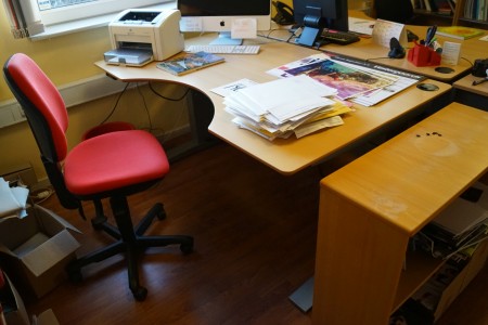 Hæve/sænkebord 160x100 cm + stol + 4 reoler, alt på bord medfølger, uden computer