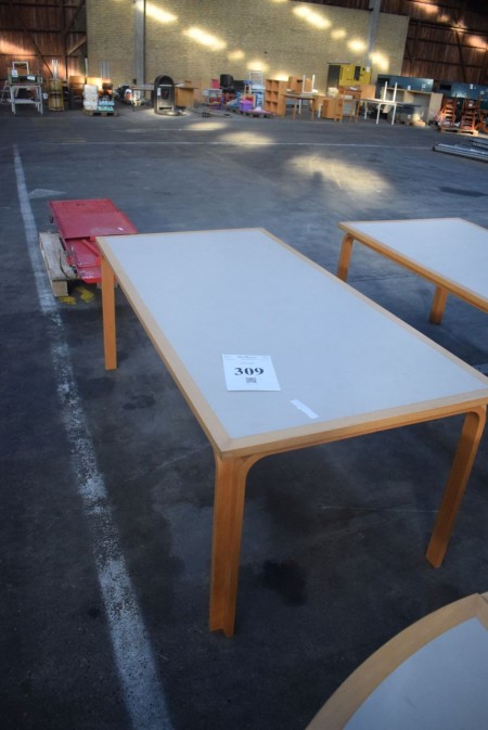 Table. 180x90 cm.