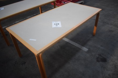 Tabelle. 180 x 90 cm.