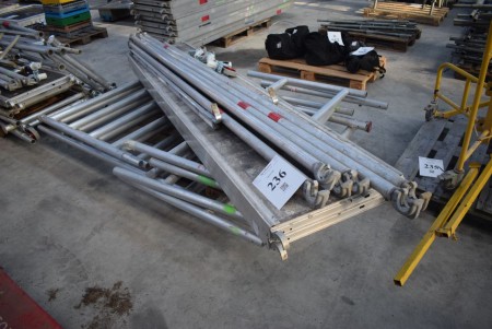 Roller scaffold with 2 plates, 1 ladder, 6 braces. Width: 135 cm.