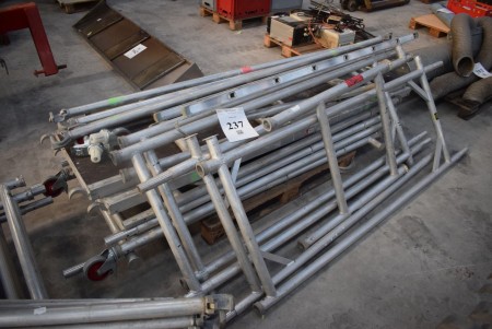 Roller scaffold with 2 plates, 1 ladder, 6 braces. Width: 75 cm.