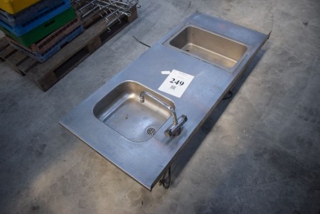 Steel worktop with water boiler and sink. 147x65 cm.