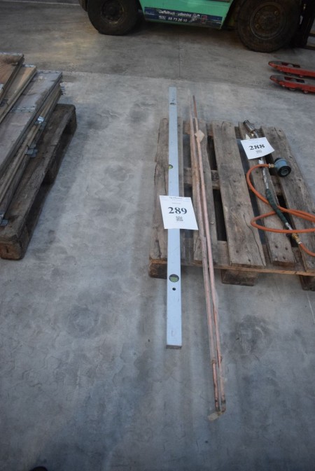 2 pcs. copper pipes at approx. 210 cm. and vaterpas at 2 m.