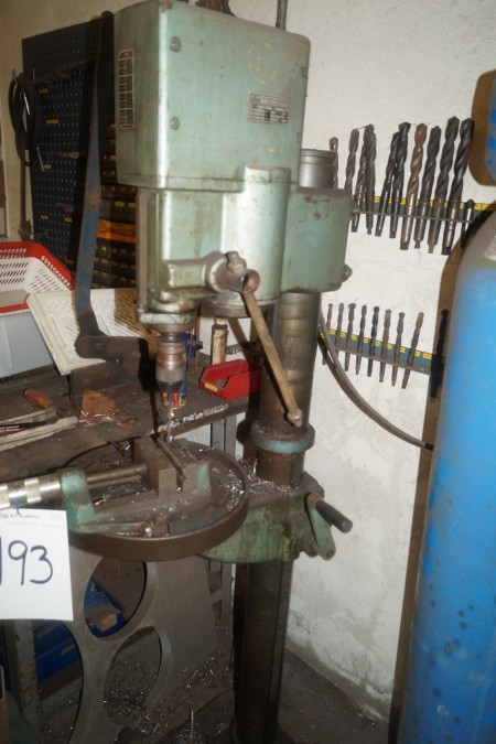 Pole drill 380 volts. Arboga Type 2508 with machine screw height 1700 mm.
