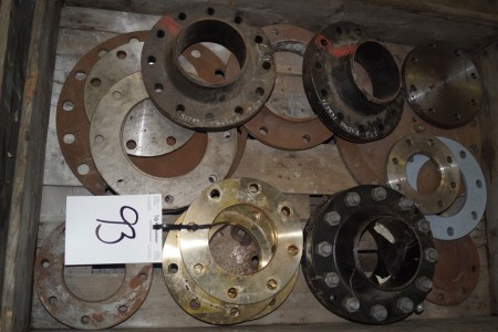 Pallet with flanges of different sizes