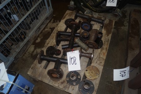 Pallet with Various manifolds and flanges