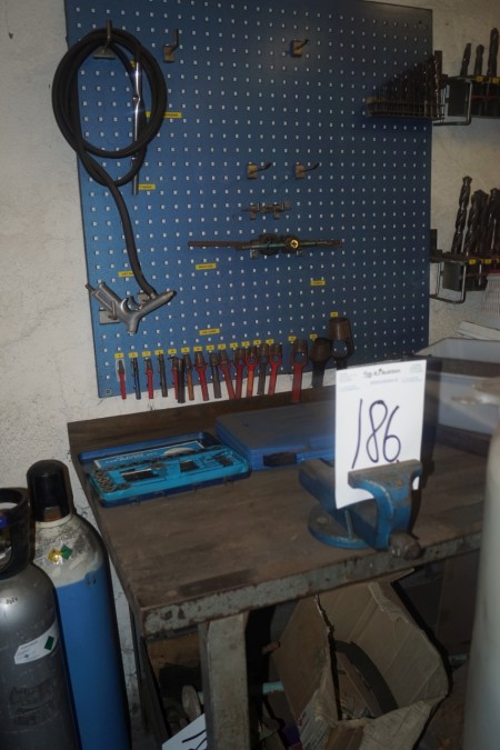 Værkstedsbord med skruestik. 1500x800x900 mm med værkstedstavle med indhold gevindskæresæt.