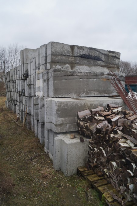 63 stk beton klodser 230x66x65 cm med løfteøjer