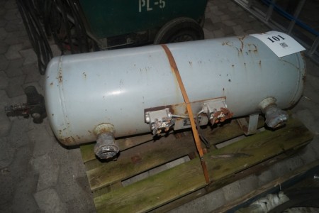 Pressure tank. Tank dimensions: 110 cm length. Diameter: 40 cm.