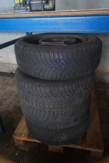 4 Stück Reifen. 195 / 65R15. Michelin. Querabmessungen an der Nabe: 90 mm.