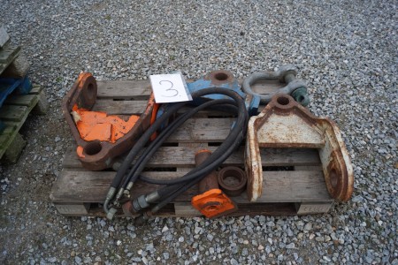 Pallet with various fittings for grabs