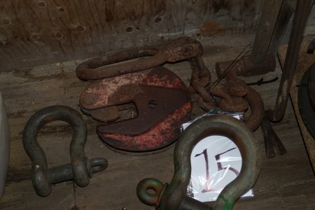 Plate claws + large shackles + hydraulic hoses
