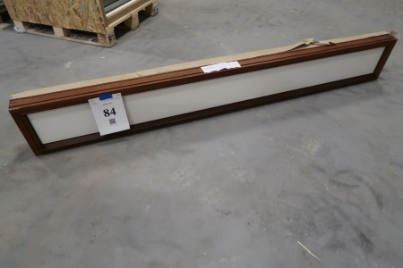 Trævindue, mahogni med hvid plade, H30xB220 cm. Karmbredde 11,5 cm