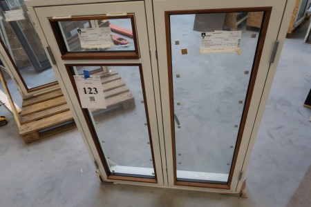 Holzfenster mit Mahagoni-Profilen, weiß / weiß, H138xB108 cm, Rahmenbreite 11,5 cm. Mit Rand zum Löschen. Modell Foto