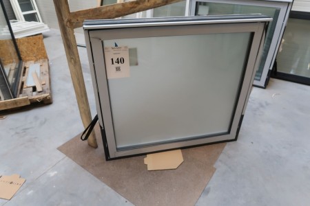 Plastvindue, antracit/hvid, H108xB118 cm, karmbredde 11,5 cm. Med mat glas