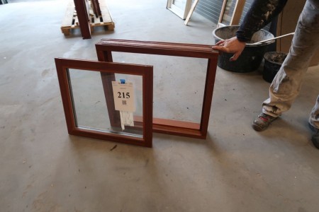 Mahogni vindue, H69xB76 cm, karmbredde 11,5 cm. Der er not til bundstykke og alle hængsler og beslag mangler