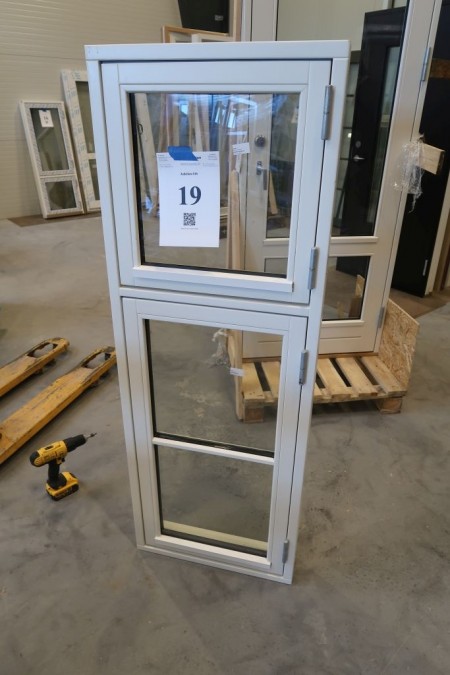 Holzfenster, weiß / weiß, H153x55 cm, Rahmenbreite 11,5 cm. Rechts aufgehängte Bilder