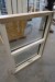 Holzfenster, weiß / weiß, H115xB85 cm. Rahmenbreite 11,5 cm. Mit einem offensichtlichen Rahmen. Modell Foto