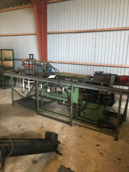 Hydraulic hollow machine with 5 stations