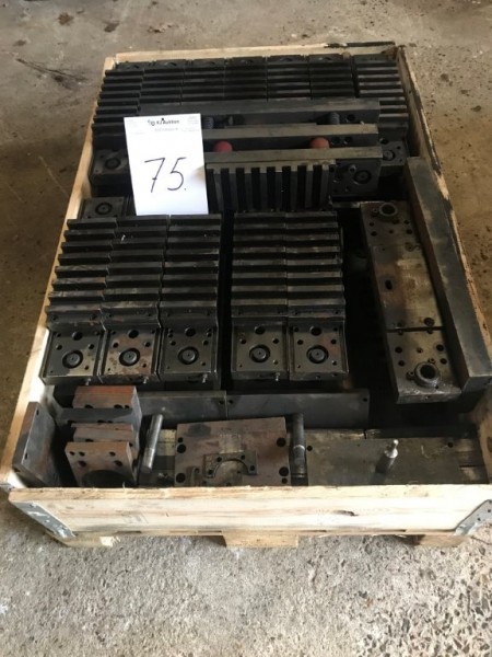 1 pallets div. Tools for ex-center presses, suitable for auction no. 68