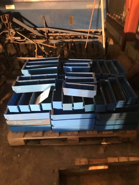 1 pallet of narrow sorting boxes